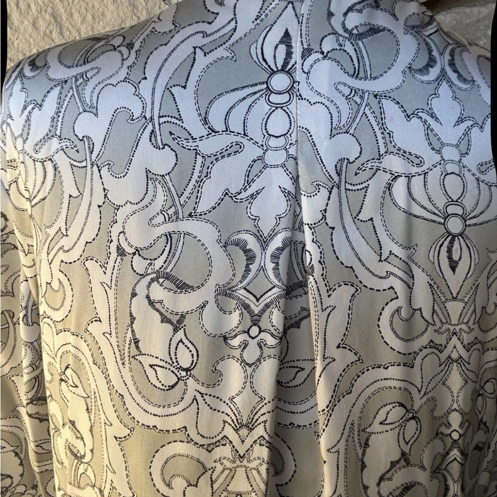 Tyler Boe Silk Tunic Top Large Light Gray Ivory Medallion Print Ruffled Collar - Picture 8 of 10